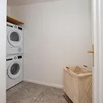 Modern Flat In A Courtyard アパート タリン