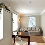 Modern Flat In A Courtyard アパート *