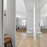 Modern Flat In A Courtyard アパート *