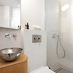 Modern Flat In A Courtyard アパート *