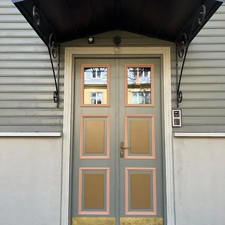 Modern Flat In A Courtyard דירה