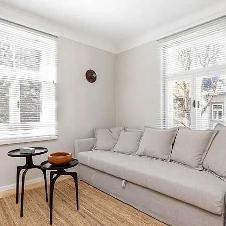 Апартаменты Modern Flat In A Courtyard *