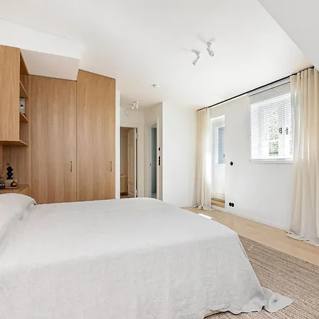 Апартаменты Modern Flat In A Courtyard