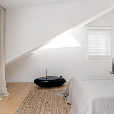 Апартаменты Modern Flat In A Courtyard *